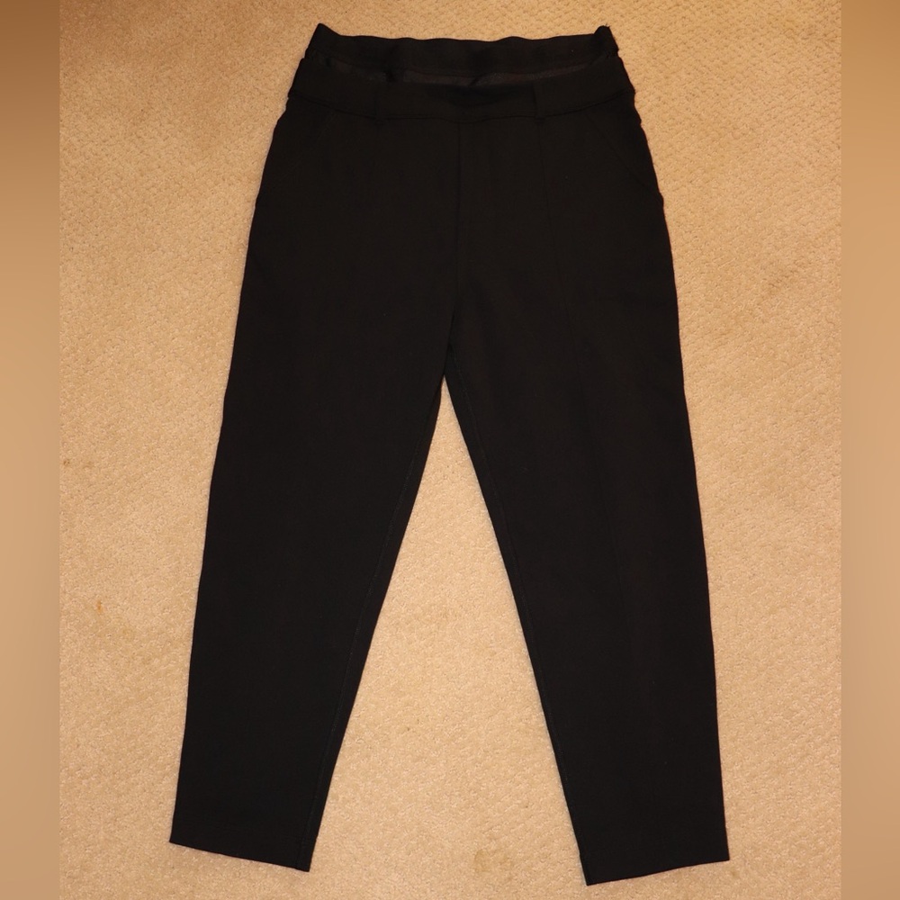 Lululemon Cropped Women’s size 6 business leggings with band